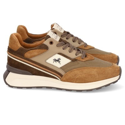 Sapatilhas desportivas castanhas e bege com detalhe de cavalo e sola branca.