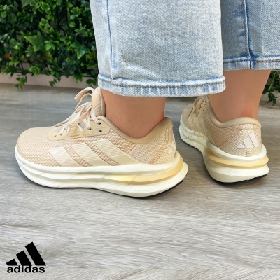Ténis Adidas bege claro com sola branca e detalhes amarelo claro
