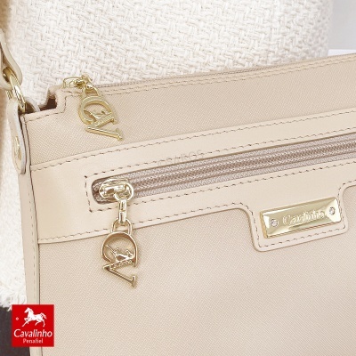 Mala bege da Cavalinho com detalhes metálicos dourados e zipper frontal.