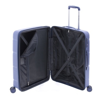 Mala de viagem rígida azul aberta com interior preto e quatro rodas