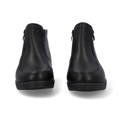 Par de botas pretas com fecho lateral em fundo branco