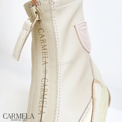 Bota branca de couro com fecho lateral e logótipo CARMELA