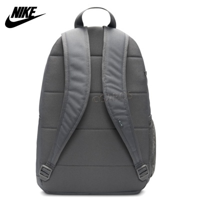 Mochila Nike cinzenta vista de trás com alças acolchoadas ajustáveis.
