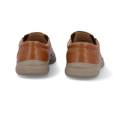 Par de sapatos castanhos de couro vistos de trás