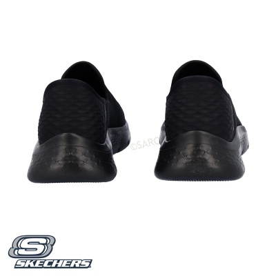 Sapatilhas pretas Skechers vistas de trás com sola preta e fundo branco