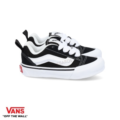 Sapatilhas Vans pretas e brancas com sola branca e logo vermelho no calcanhar