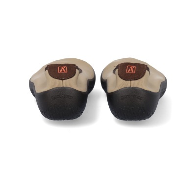 Sapatilhas flexíveis bege com sola preta e detalhe castanho