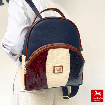 Mochila Cavalinho azul, vermelho e bege com textura de crocodilo e logótipo