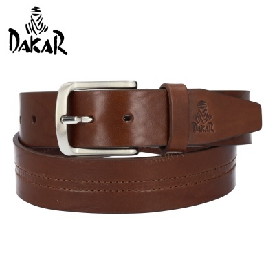 Cinto castanho de couro com fivela metálica e logo Dakar