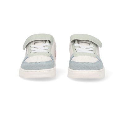 Ténis com atacadores brancos, tira de velcro verde claro e detalhes azuis e brancos