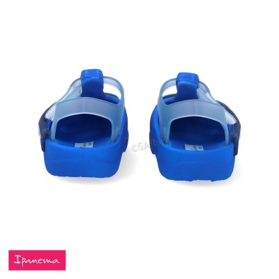 Sandálias infantis azul claro e azul escuro Ipanema vistas de trás