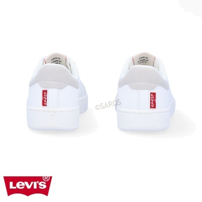 Sapatilhas brancas Levi's com detalhes cinza no calcanhar e etiqueta vermelha