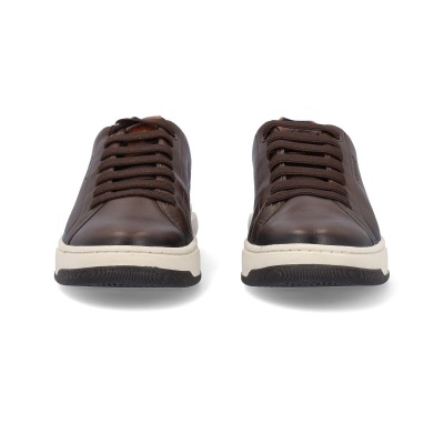 Sapatilhas de pele castanha com atacadores castanhos e sola branca