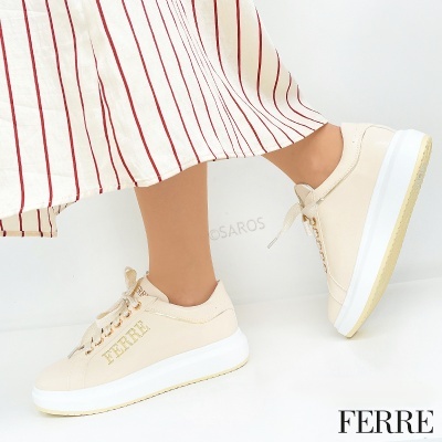 Ténis creme com sola branca e detalhes dourados em fundo branco