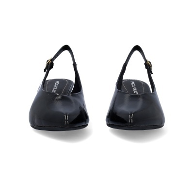 Par de sapatos pretos em verniz com fecho de fivela