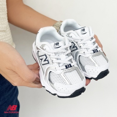 Sapatilhas infantis New Balance brancas com detalhes cinzentos e pretos