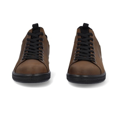 Ténis castanhos com atacadores pretos e sola preta