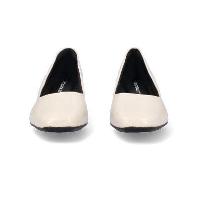 Par de sapatilhas femininas brancas brilhantes vistas de frente