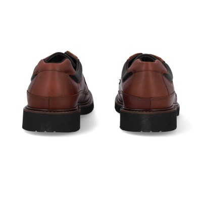 Sapatos castanhos de couro com detalhes pretos vistos de trás