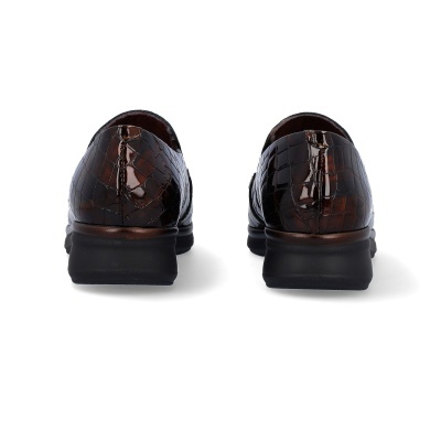 Sapatos tipo mocassim castanhos escuros com padrão pele de crocodilo