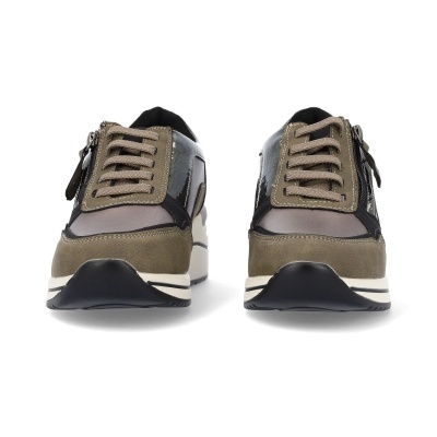 Sapatilhas desportivas castanhas, pretas e cinzentas vistas de frente