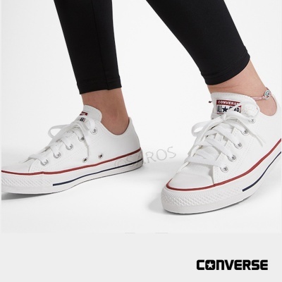 Ténis Converse All Star brancos com riscas vermelha e azul, detalhes metálicos e etiqueta com logo