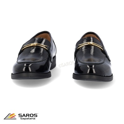 Sapatos mocassim pretos verniz com detalhe dourado