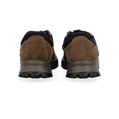 Sapatos desportivos castanhos com detalhes em preto vistos de trás
