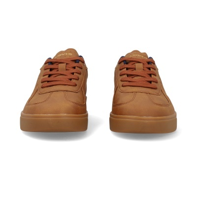 Par de sapatilhas castanhas em pele sintética com sola e atacadores castanhos, interior azul escuro