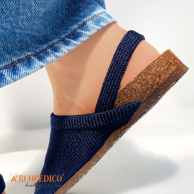 Sapatilha azul escura de tecido com salto de cortiça e sola antiderrapante