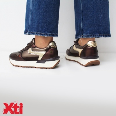 Ténis femininos castanhos e dourados Xti com sola branca e castanha