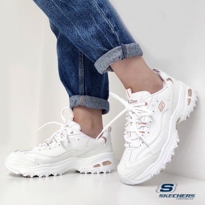 Ténis brancos Skechers com sola robusta e detalhes bege