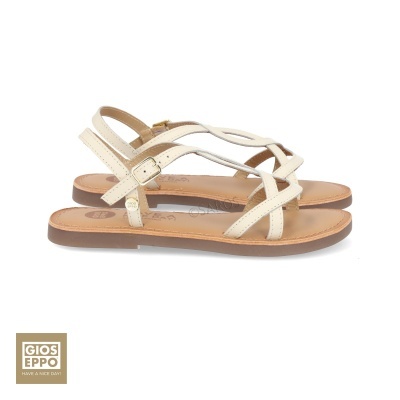 Sandálias femininas Gioseppo em pele bege claro com tiras cruzadas e fecho de fivela dourada