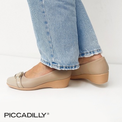 Sapatos de cunha em pele bege claro com fivela prateada e jeans azuis