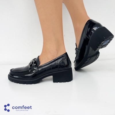 Sapatos tipo mocassim em verniz preto com sola grossa antiderrapante