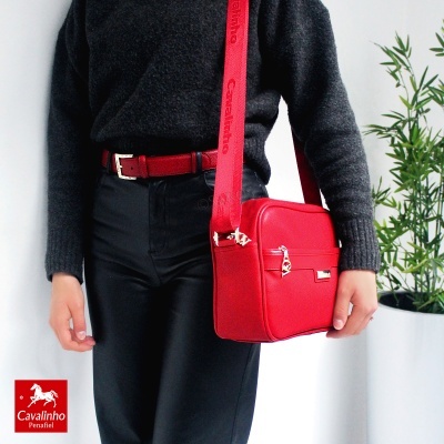Mala vermelha Cavalinho com alça larga vermelha e roupa preta e cinzenta
