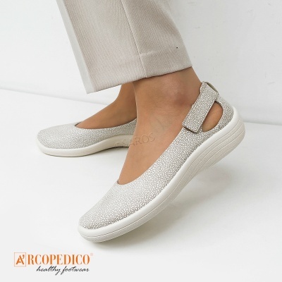 Sapatos femininos brancos com padrão bege claro e sola branca