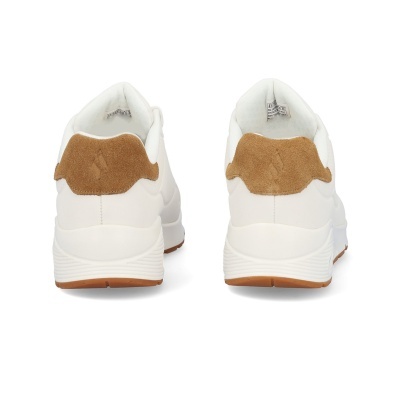 Ténis brancos com detalhe castanho na parte traseira e sola castanha