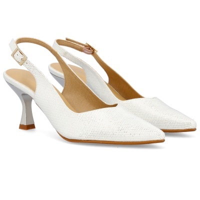 Sapatos slingback brancos com padrão texturizado e salto cinza claro