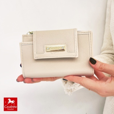 Carteira bege em pele com placa metálica da marca Cavalinho
