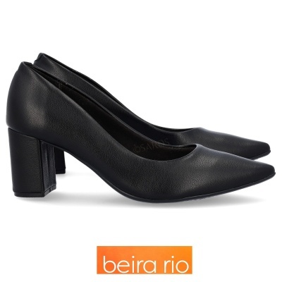 Sapatos de salto médio pretos com bico fino da marca beira rio.