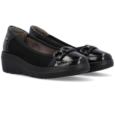 Sapatos femininos pretos bico com detalhe metálico e sola preta