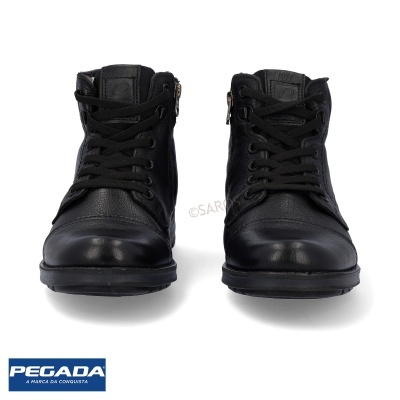 Botas pretas de couro com atacadores e fecho lateral