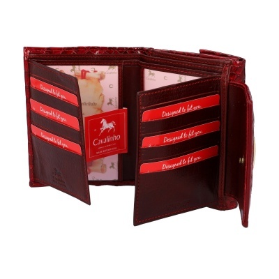 Carteira vermelha em couro aberto com várias divisões e cartões vermelhos