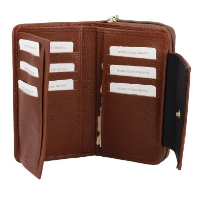 Carteira castanha em pele com compartimentos para cartões