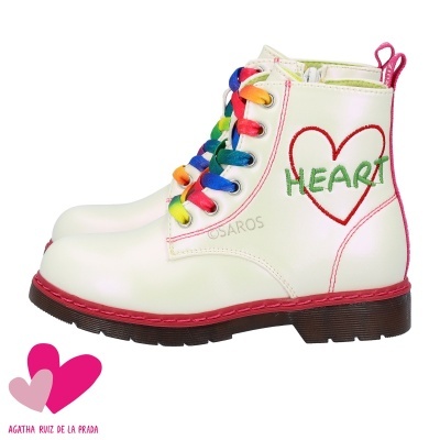 Botas brancas de couro com atacadores coloridos e bordado HEART