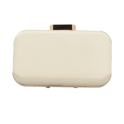 Mala de mão creme com fecho metálico dourado sobre fundo branco
