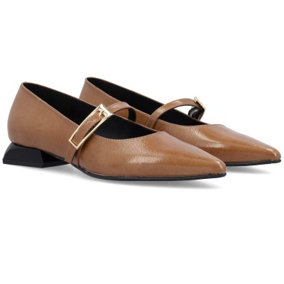 Sapatos femininos castanhos em couro brilhante com fivela dourada e salto baixo preto.