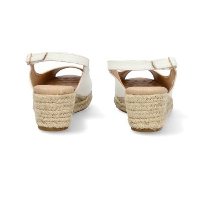 Sandálias femininas brancas com salto anabela revestido de corda