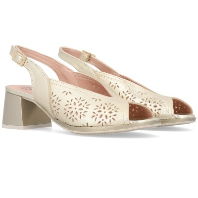 Sandálias de salto médio em couro bege com recortes florais e fecho de fivela